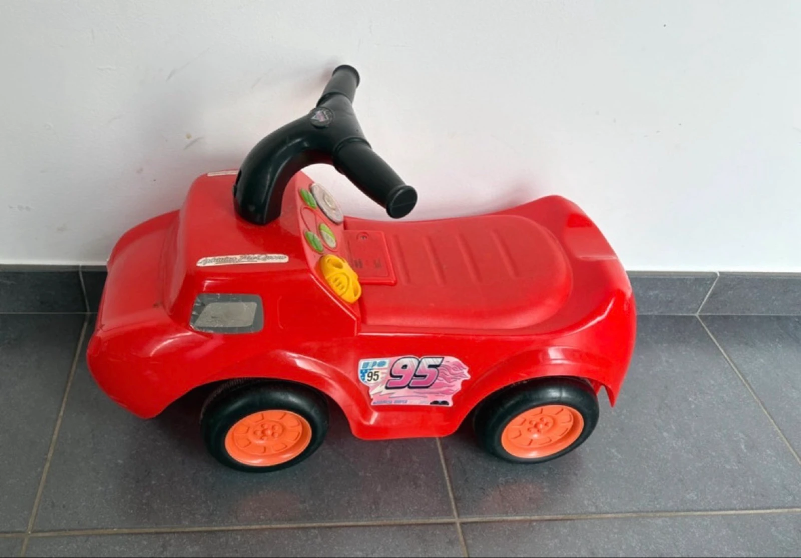 Rode autootje geïnspireerd op Cars – photo 2